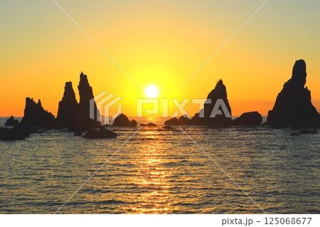 日の出の橋杭岩（和歌山県串本町） 125068677