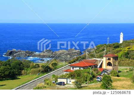 潮岬と灯台（和歌山県串本町） 125068678