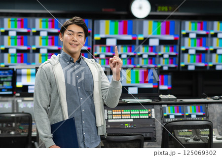 TV局で映像制作を行う若い男性 撮影協力:スカパー東京メディアセンター TV局で映像制作を行う若い男性 撮影協力:スカパー東京メディアセンター 125069302