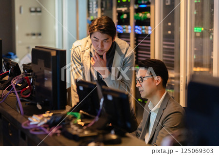 TV局で映像制作を行うミドルと若い男性 撮影協力:スカパー東京メディアセンター TV局で映像制作を行うミドルと若い男性 撮影協力:スカパー東京メディアセンター 125069303