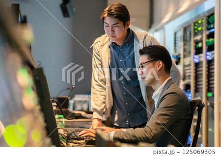 TV局で映像制作を行うミドルと若い男性 撮影協力:スカパー東京メディアセンター TV局で映像制作を行うミドルと若い男性 撮影協力:スカパー東京メディアセンター 125069305