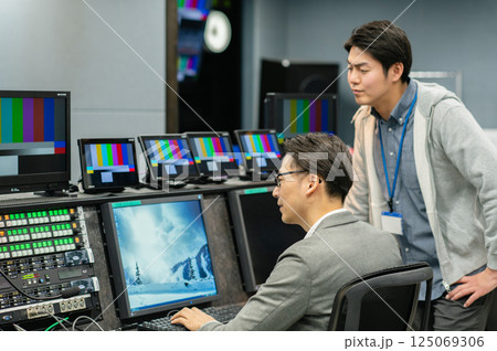TV局で映像制作を行うミドルと若い男性　撮影協力：スカパー東京メディアセンター 125069306