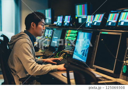 TV局で映像制作を行う若い男性　撮影協力：スカパー東京メディアセンター 125069308