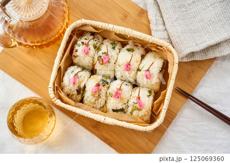 桜の塩漬けが彩る春の混ぜご飯おにぎり 125069360