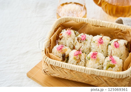 桜の塩漬けが彩る春の混ぜご飯おにぎり 125069361