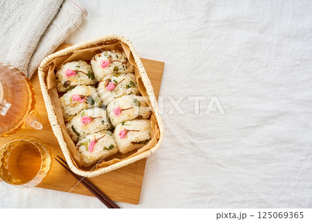 桜の塩漬けが彩る春の混ぜご飯おにぎり 125069365