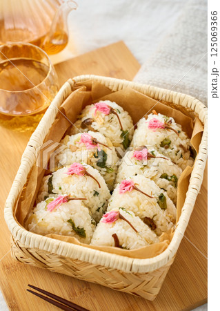 桜の塩漬けが彩る春の混ぜご飯おにぎり 桜の塩漬けが彩る春の混ぜご飯おにぎり 125069366