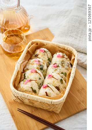 桜の塩漬けが彩る春の混ぜご飯おにぎり 125069367