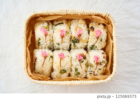 桜の塩漬けが彩る春の混ぜご飯おにぎり 125069373