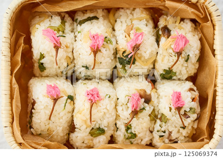 桜の塩漬けが彩る春の混ぜご飯おにぎり 125069374