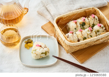 桜の塩漬けが彩る春の混ぜご飯おにぎり 125069380