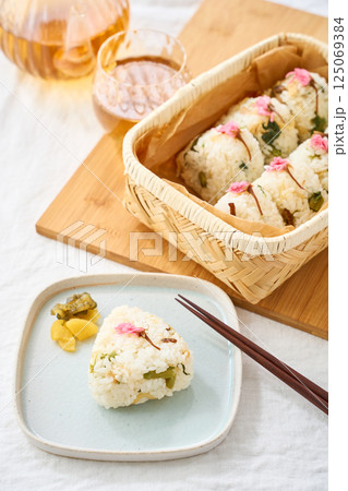 桜の塩漬けが彩る春の混ぜご飯おにぎり 125069384