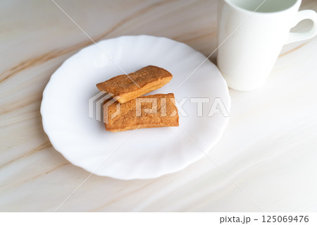 白皿にのった焼き菓子④ 白皿にのった焼き菓子④ 125069476