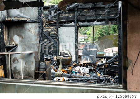 火事で焼けた家 火事で焼けた家 125069558