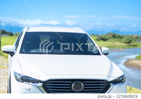 白いSUVタイプの車 125069929