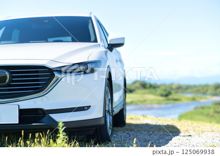 白いSUVタイプの車 白いSUVタイプの車 125069938