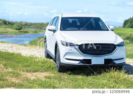 白いSUVタイプの車 125069946