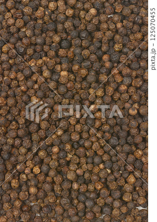 Dried black peppercorns 125070455