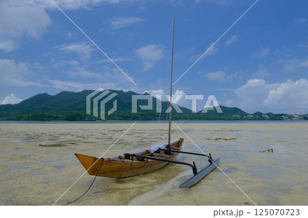 サバニ船と川平湾 125070723