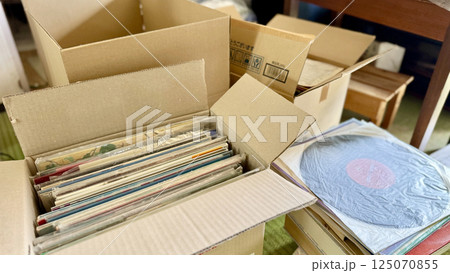 積み上げたレコードジャケットとレコード盤 積み上げたレコードジャケットとレコード盤 125070855