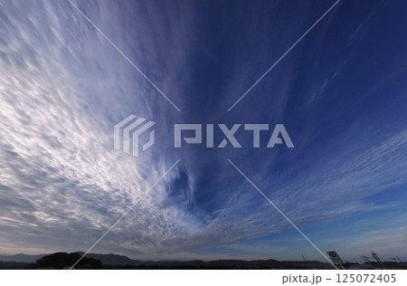 多様な雲が放射状に広がった清々しい朝の南空・超広角・空主体・240718am 多様な雲が放射状に広がった清々しい朝の南空・超広角・空主体・240718am 125072405