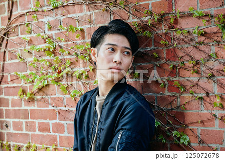 私服姿の20代の若い男性 私服姿の20代の若い男性 125072678