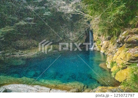 雪の降るにこ淵の風景 125072797