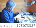 工房で木工細工をする男性 125073387