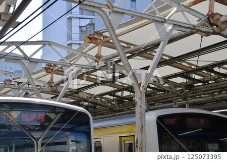水道橋駅のレール支柱_03 水道橋駅のレール支柱_03 125073395