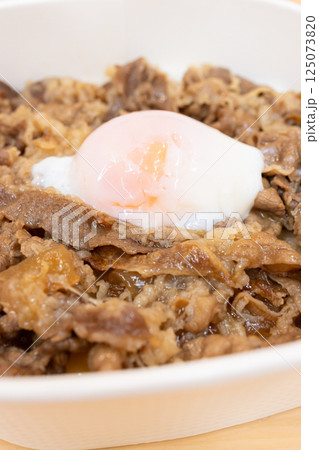 おいしいコンビニ弁当の温泉玉子をのせた牛丼弁当 おいしいコンビニ弁当の温泉玉子をのせた牛丼弁当 125073820