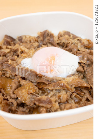 おいしいコンビニ弁当の温泉玉子をのせた牛丼弁当 おいしいコンビニ弁当の温泉玉子をのせた牛丼弁当 125073821