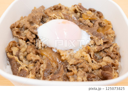 おいしいコンビニ弁当の温泉玉子をのせた牛丼弁当 おいしいコンビニ弁当の温泉玉子をのせた牛丼弁当 125073825