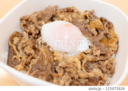 おいしいコンビニ弁当の温泉玉子をのせた牛丼弁当 おいしいコンビニ弁当の温泉玉子をのせた牛丼弁当 125073826