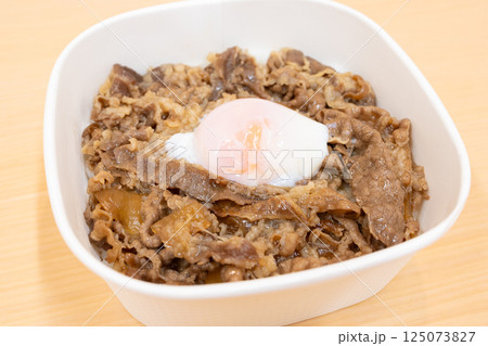 おいしいコンビニ弁当の温泉玉子をのせた牛丼弁当 125073827