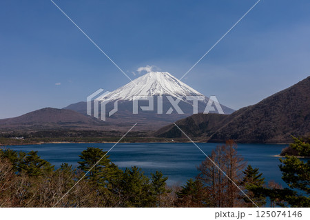 山梨県南都留郡富士河口湖町 本栖湖と富士山の風景 山梨県南都留郡富士河口湖町 本栖湖と富士山の風景 125074146