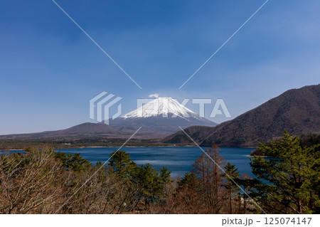 山梨県南都留郡富士河口湖町 本栖湖と富士山の風景 山梨県南都留郡富士河口湖町 本栖湖と富士山の風景 125074147