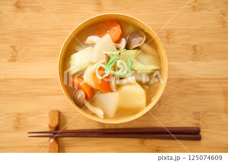 野菜たっぷり・具沢山のお味噌汁 125074609
