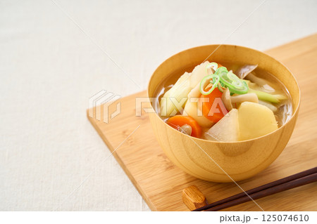 野菜たっぷり・具沢山のお味噌汁 125074610
