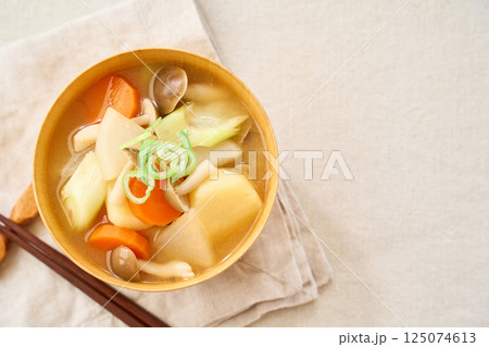 野菜たっぷり・具沢山のお味噌汁 野菜たっぷり・具沢山のお味噌汁 125074613