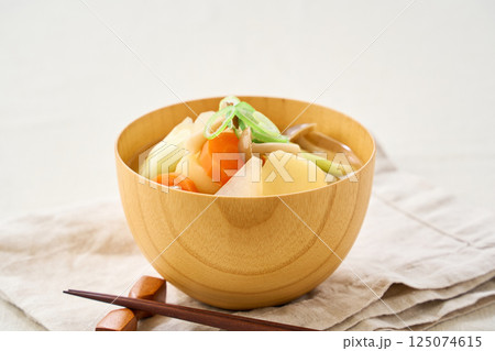 野菜たっぷり・具沢山のお味噌汁 125074615