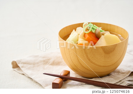 野菜たっぷり・具沢山のお味噌汁 125074616