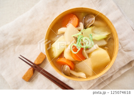 野菜たっぷり・具沢山のお味噌汁 125074618