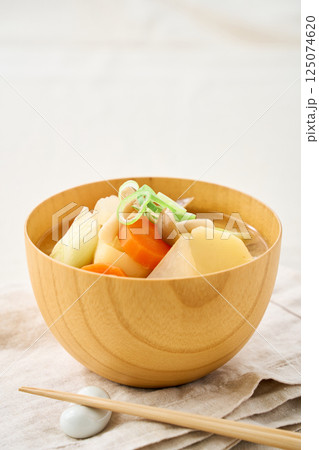 野菜たっぷり・具沢山のお味噌汁 125074620