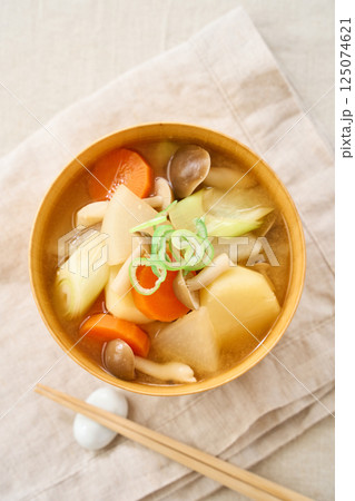 野菜たっぷり・具沢山のお味噌汁 125074621