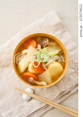 野菜たっぷり・具沢山のお味噌汁 125074622