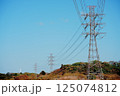 山にそびえる鉄塔 125074812