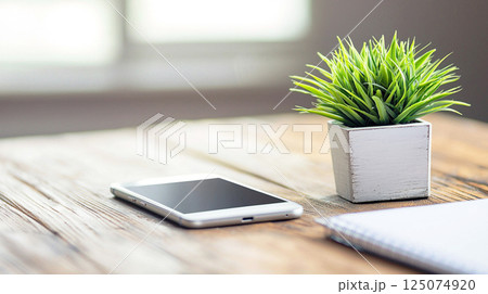 デスクに置かれたスマートフォン 125074920