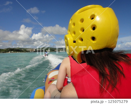 観光地でマリンスポーツで遊ぶ 125075279