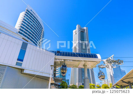 日本の東京都市景観新緑4月。 YOKOHAMA AIR CABIN桜木町駅や横浜ランドマークタワー 125075623