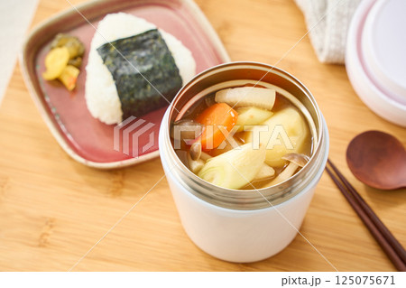 スープジャーで温かい味噌汁とおにぎりランチ スープジャーで温かい味噌汁とおにぎりランチ 125075671